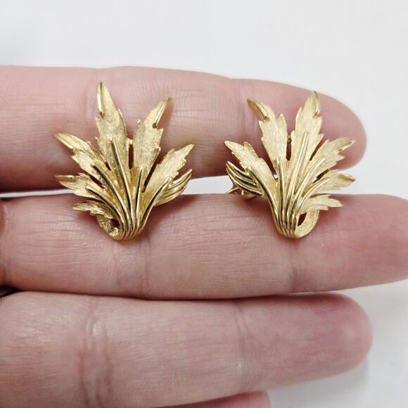 Vintage Crown Trifari Leaf Clip-On Earrings Brushed Gold Tone Excellent Conditio - Picture 1 of 5
